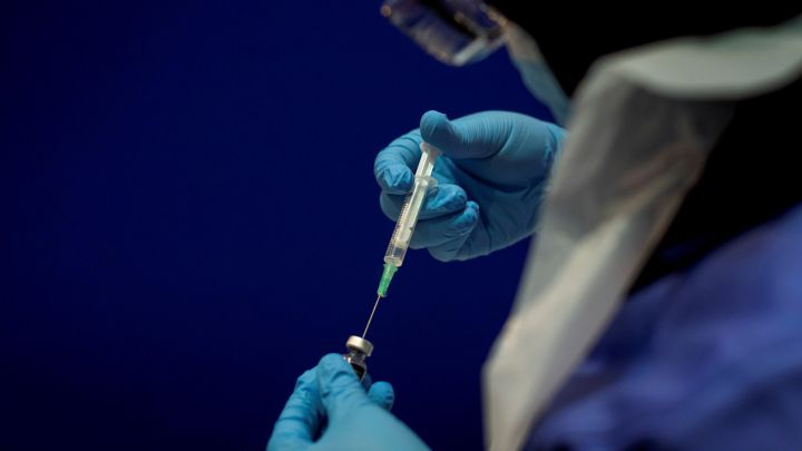 Sanidad dará a elegir entre Pfizer o AstraZeneca a los menores de 60 años vacunados con una dosis