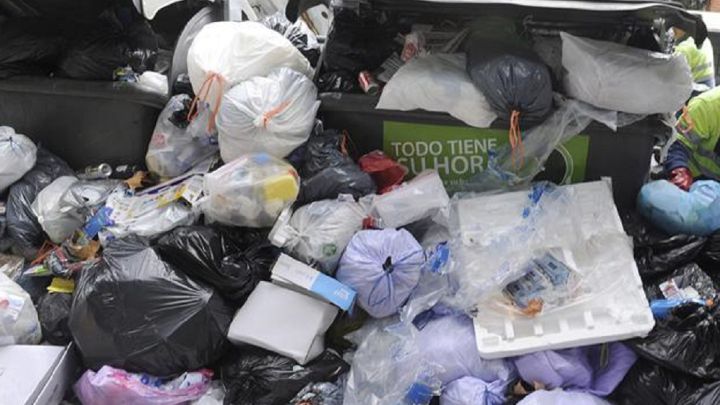 Un basurero encuentra 9.000 euros en una bolsa de ropa usada
