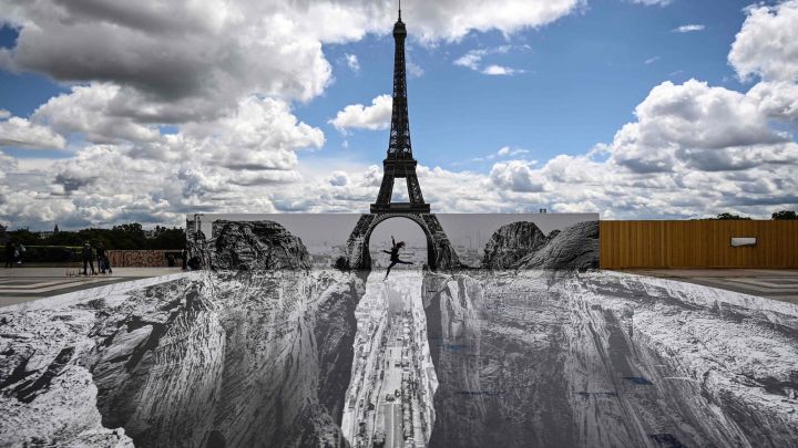 Una ilusión óptica hace 'flotar' la Torre Eiffel sobre un enorme barranco