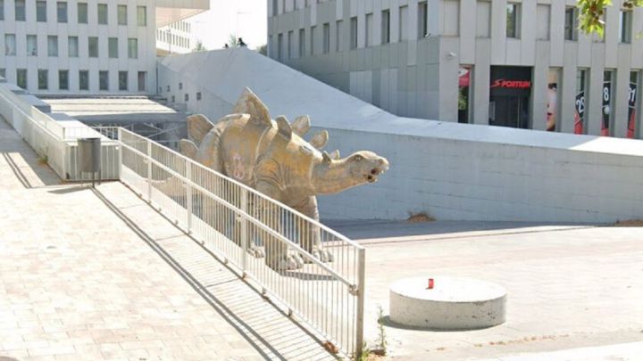 Hallan un cadáver dentro de un dinosaurio decorativo en Barcelona