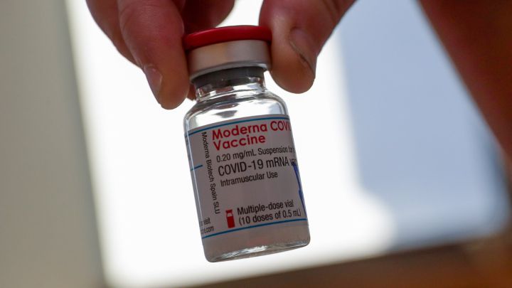 Moderna anuncia una tercera dosis de su vacuna: cuándo será