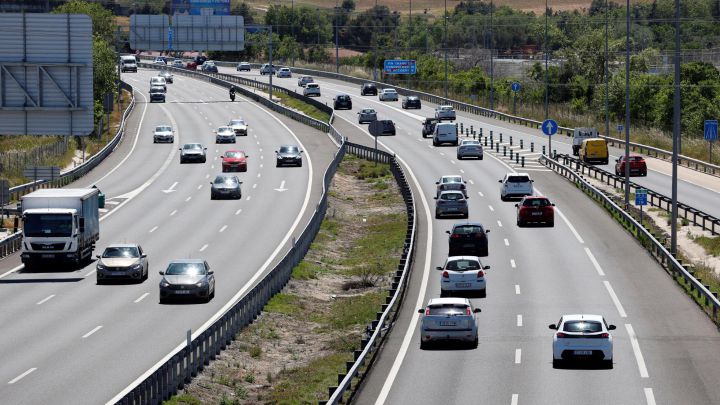 Los errores con pegatinas y adhesivos que nos pueden costar una multa: DGT, ITV, Telepeaje...