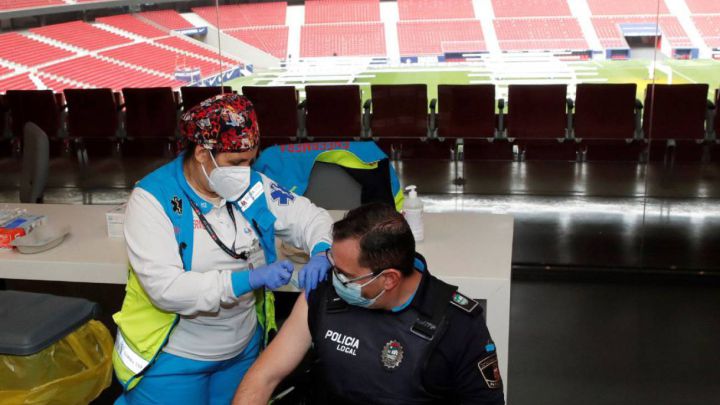 Autocita vacuna COVID en Madrid: cómo pedir cita en la web, horarios y centros para vacunarse