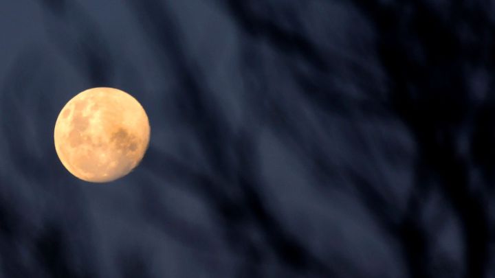 ¿Qué diferencia hay entre una superluna y un eclipse de Luna y qué tiene que ver el plenilunio?