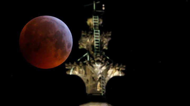 ¿Por qué la Luna se vuelve roja durante un eclipse y cuál es la explicación científica?