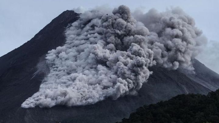 Captan el momento en el que un meteoro cae sobre un volcán de Indonesia