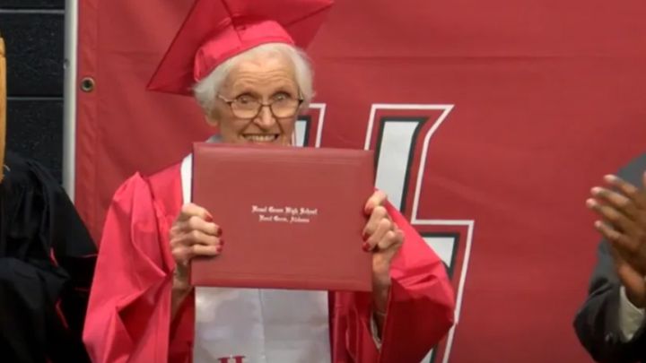 Una mujer de 94 años se gradúa de bachillerato en Alabama
