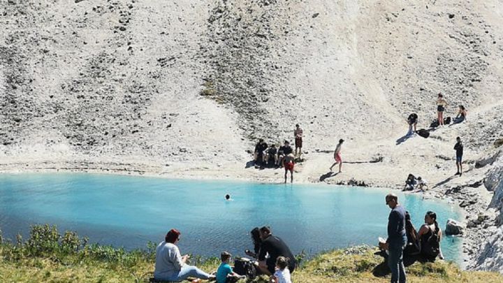 Una laguna azul turquesa que encanta a turistas, pero es tóxica