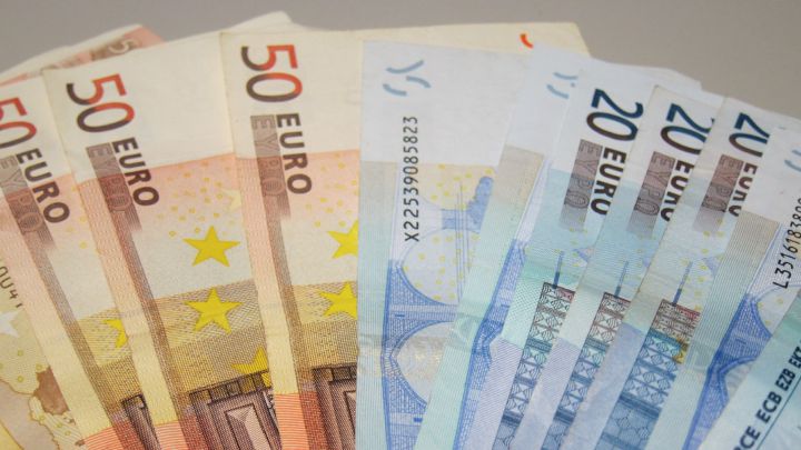 Roba 100.000 euros a su cuñada y los sustituye por recortes de periódico