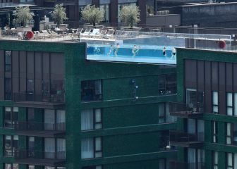 Polémica por una impresionante piscina transparente entre dos edificios