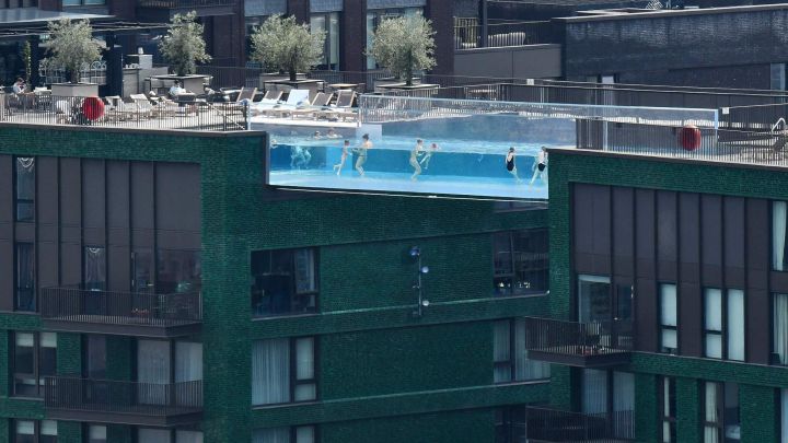 Polémica por una impresionante piscina transparente entre dos edificios