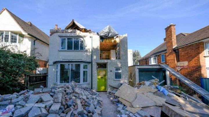 Un albañil destruye una casa que había reformado por impago de los dueños