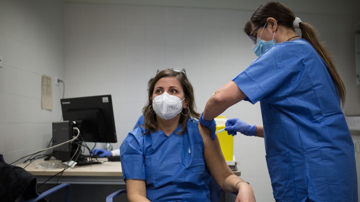 Descubren cuánto duran los anticuerpos tras la COVID y la vacuna