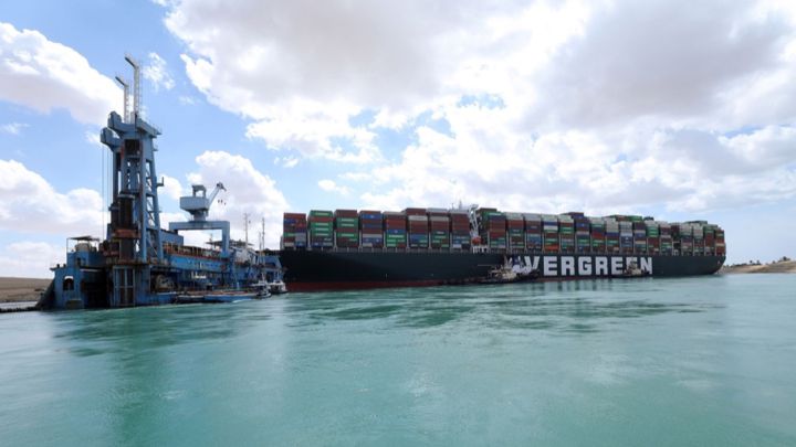 El atasco de mercancías sigue en el Canal de Suez tras dos meses