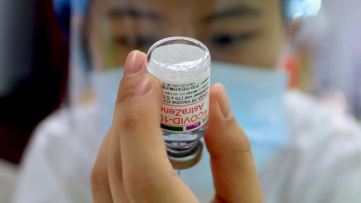 Sanidad anuncia que van cinco muertes asociadas a la vacuna de AstraZeneca