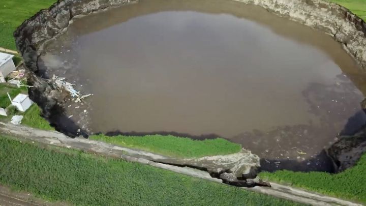 Aparecen nuevas grietas en el socavón gigante de México