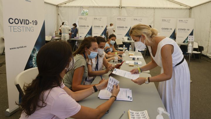 Varios expertos avisan del peligro de quitar la mascarilla con la variante Delta en aumento