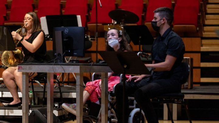Una joven con parálisis cerebral toca el arpa con la mirada