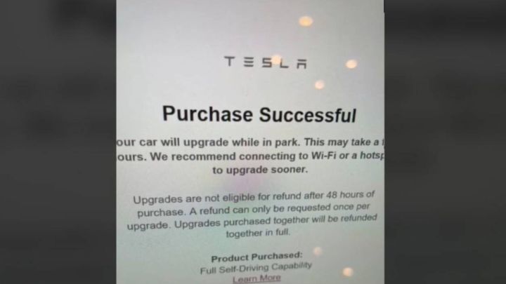 Un bebé compra por error una actualización de 8.400 euros para el Tesla de su madre