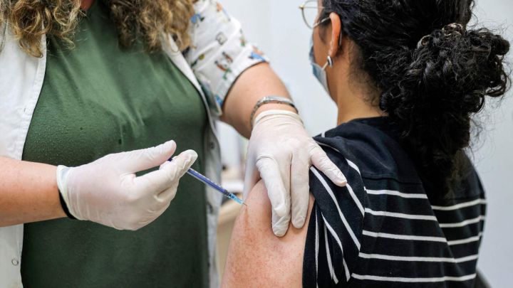 Despedidos por no vacunarse más de 100 trabajadores de un hospital