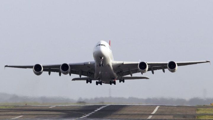 Salta de un avión en marcha tras intentar entrar en la cabina del piloto