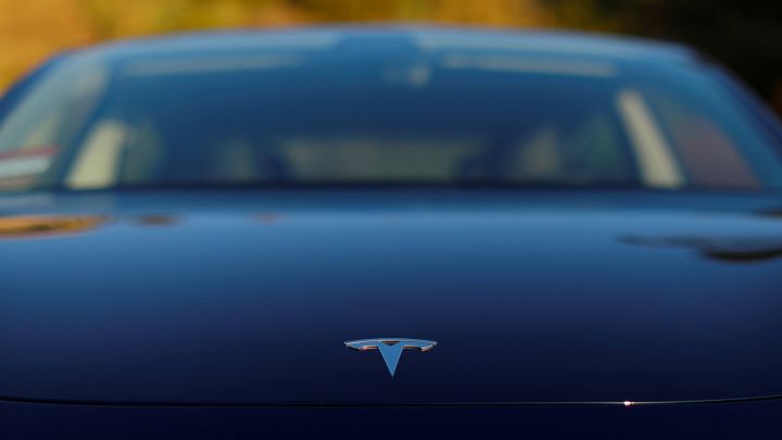 Tesla retira casi 300.000 coches