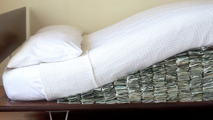 ¿Dinero bajo el colchón? Los cuatro peligros de guardar los ahorros en casa