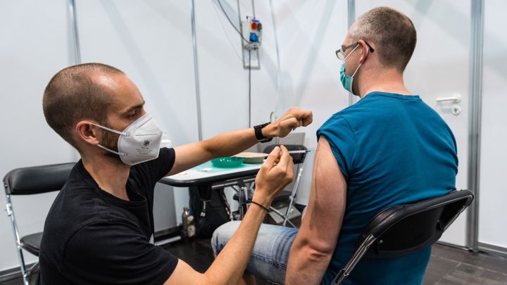 El ‘bulo’ de la autocita de la vacuna COVID a menores de 37 años