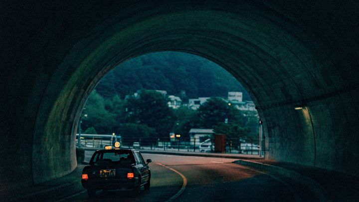 La advertencia de la DGT sobre el 'efecto pantalla' en el coche: ¿qué es y cómo evitarlo en túneles?