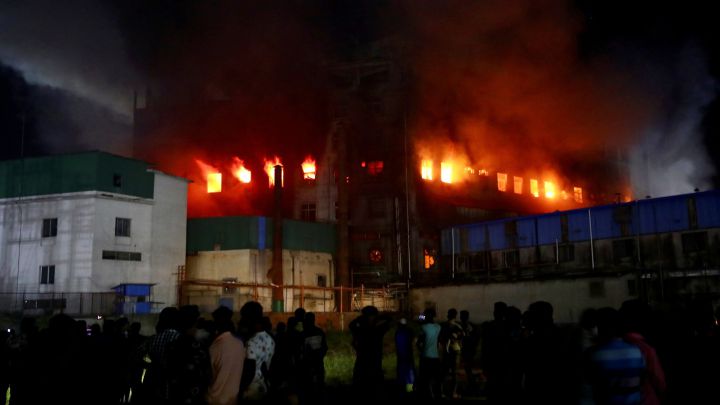 Mueren al menos 52 personas en un incendio en Bangladesh