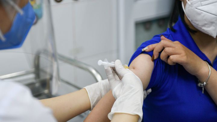 ¿Por qué duele el brazo con la vacuna contra el coronavirus?