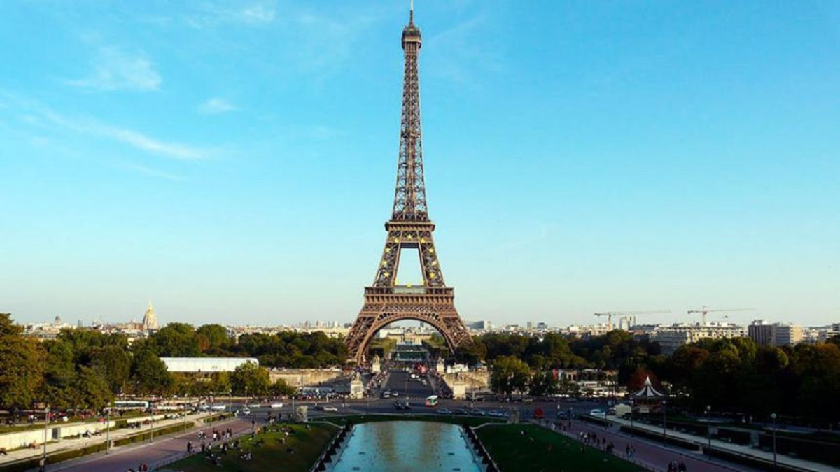 Una ilusión óptica hace 'flotar' la Torre Eiffel sobre un enorme barranco 