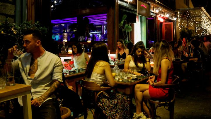 Alerta por el 'hipercontagiador': persona joven que recorre bares y se junta en plazas