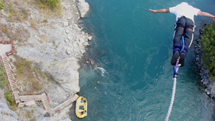 Una mujer muere mientras hace 'bungee jumping' tras lanzarse al vacío antes de tiempo