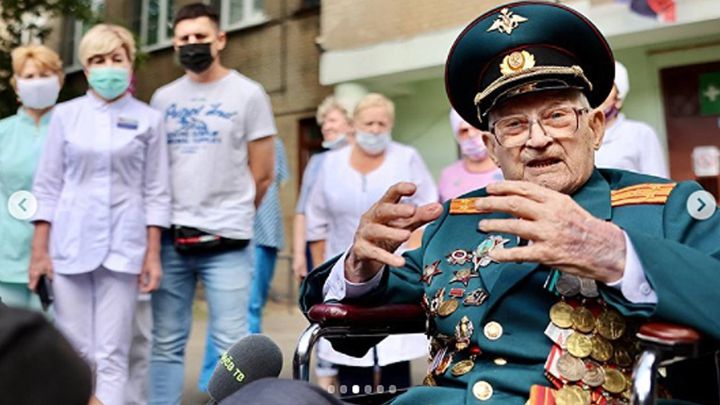 Un veterano de la Segunda Guerra Mundial supera la COVID a los 102 años -  