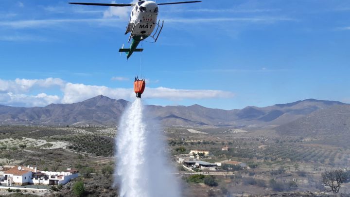 El aviso de la DGT a los fumadores: multas y sanciones por tirar colillas por la ventana