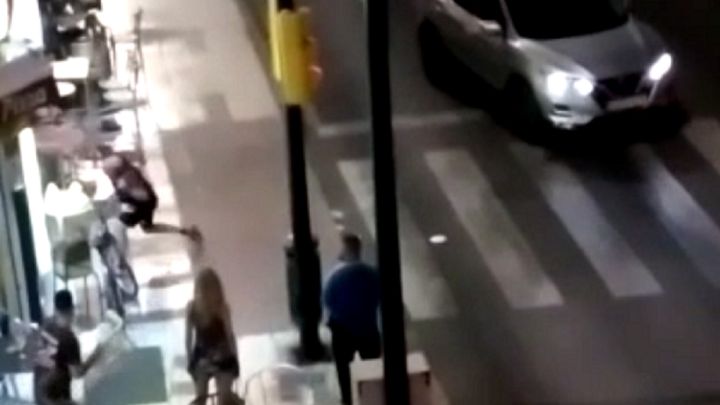 Un cliente ataca con un arpón a los camareros de una pizzería en Málaga