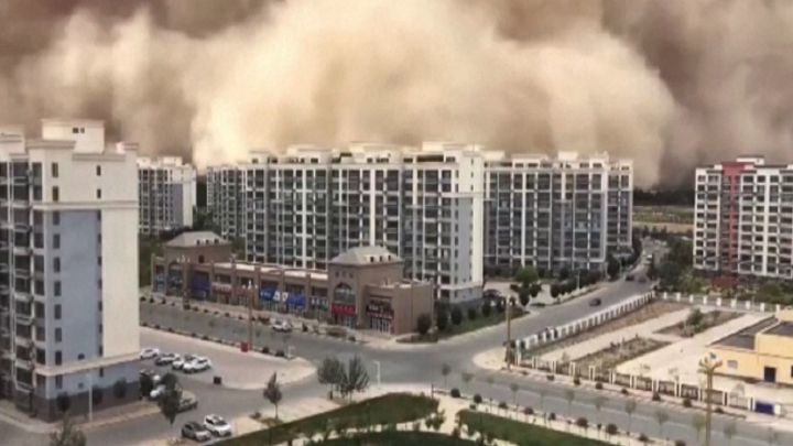 Una tormenta de arena se 'traga' una ciudad china