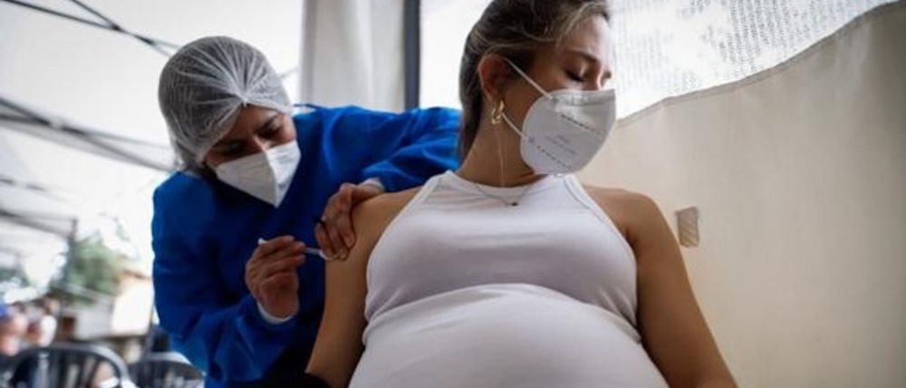 ¿Cómo afectan las vacunas COVID al embarazo?