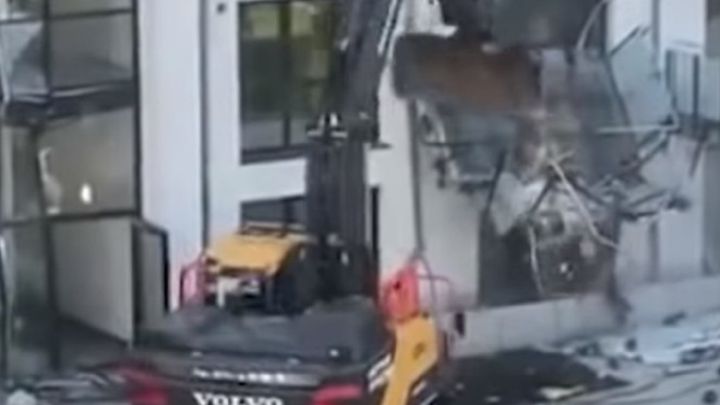 Un contratista destroza un edificio porque no le pagan