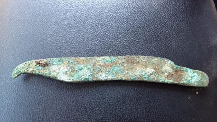 Descubren un cuchillo de cola y un cincel con mango de hueso de al menos 3.500 años de antigüedad