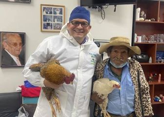 Un hombre de 80 años paga una operación con dos gallinas