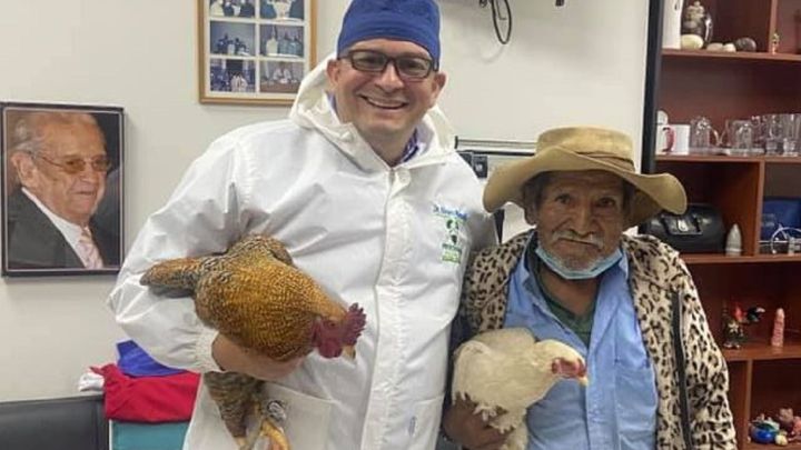 Un hombre de 80 años paga una operación con dos gallinas