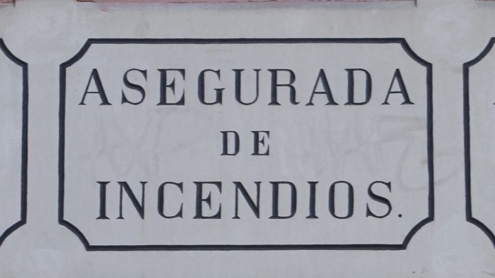 ¿Por qué en Madrid hay edificios con carteles de "asegurada de incendios" y que significan?