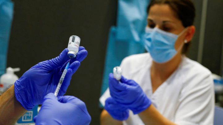 Moderna y Pfizer suben el precio de su vacuna: cuánto cuesta un pinchazo de cada dosis