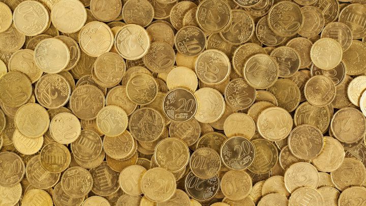 ¿Por qué algunas monedas tienen ranuras y marcas en los bordes?