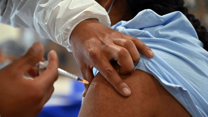 Menos del 0,004% de las personas vacunadas tuvieron una COVID grave - AS.com