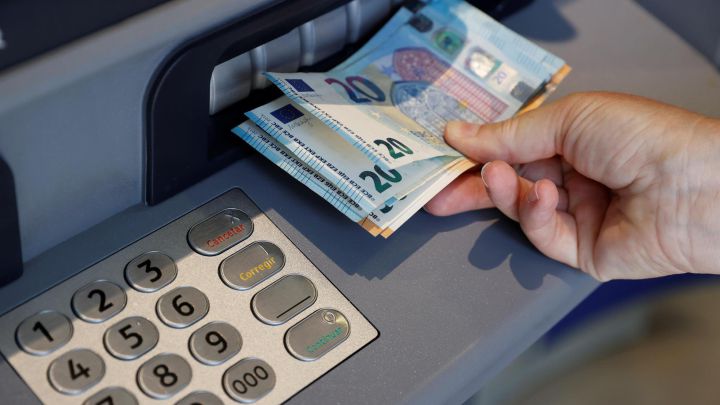 La OCU recuerda el nuevo límite para pagos en efectivo