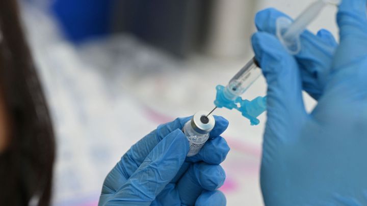 Ya hay fecha para la vacuna mejorada contra la COVID: se espera a finales de año