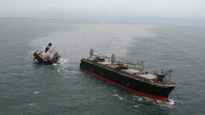 Un buque encalla en Japón y se parte en dos